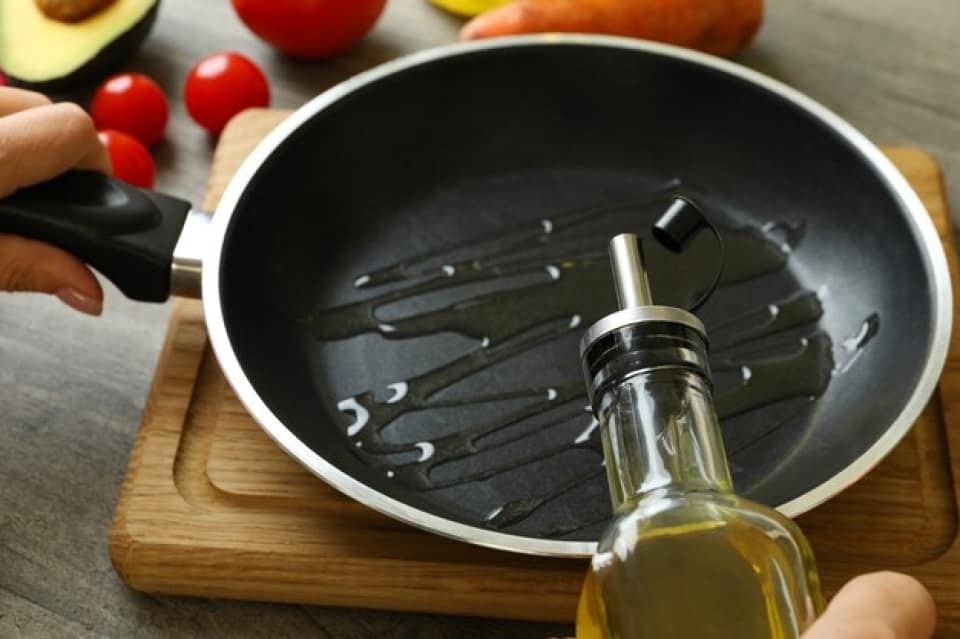 applying vinegar in pan